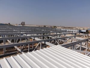 تركيب ساندوتش بانل في ظهران الجنوب لتوفير عزل حراري ممتاز للمباني.