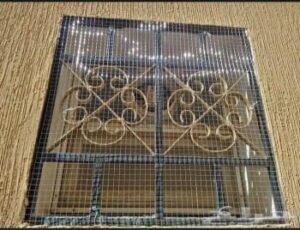 شبك بلاستيكي شفاف طارد للحمام مثبت على شبابيك فيلا في خميس مشيط