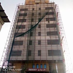 ني محترف يركب أسلاك طاردة للحمام باستخدام أدوات حديثة