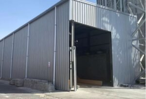 ساندوتش بانل يعزل الحرارة بشكل ممتاز ويوفر بيئة مريحة.