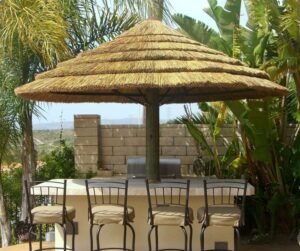 مظلة مصنوعة بالكامل من قصب الخيزران تضيف لمسة طبيعية ساحرة.