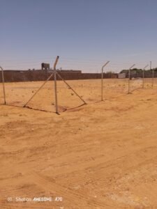 🌿 أنواع الشبوك والسياجات بالقصيم تعتبر أنواع الشبوك والسياجات في منطقة القصيم في المملكة العربية السعودية متنوعة ومتعددة، حيث يتم تصنيعها واستخدامها بناءً على احتياجات متنوعة للعديد من المشاريع والاستخدامات. إليك بعض من أبرز أنواع الشبوك والسياجات التي تميز منطقة القصيم: الشبوك الزراعية: تعد هذه الشبوك مناسبة للاستخدام في المزارع والمناطق الزراعية. تساعد في حماية المحاصيل والمزروعات من الحيوانات البرية والتسلل غير المرغوب فيه. الشبوك الصناعية: تستخدم هذه الشبوك في الأماكن الصناعية والمصانع لتأمين الممتلكات والحماية من دخول غير المصرح به. الشبوك السياحية: تُستخدم في المنتجعات السياحية والمناطق الترفيهية لتحديد الحدود وتوجيه الزوار. السياجات الأمنية: تُستخدم في المنشآت الحكومية والخاصة لتعزيز الأمن والحماية. تشمل هذه السياجات أنواعًا مثل السياجات الشائكة والسياجات الإسمنتية المسلحة. السياجات الديكورية: تُستخدم في المنازل والحدائق والمشاريع التجارية لأغراض ديكورية وتجميلية بالإضافة إلى تحديد الحدود. السياجات الخشبية: تُستخدم في المنازل والمزارع لإضفاء جو دافئ وجمالي على البيئة المحيطة. باختصار، تُظهر أنواع الشبوك والسياجات في منطقة القصيم تنوعًا كبيرًا لتناسب مختلف الاستخدامات والاحتياجات، وتعكس التطور والتقدم في مجال صناعة البنية التحتية في هذه المنطقة المهمة في المملكة.