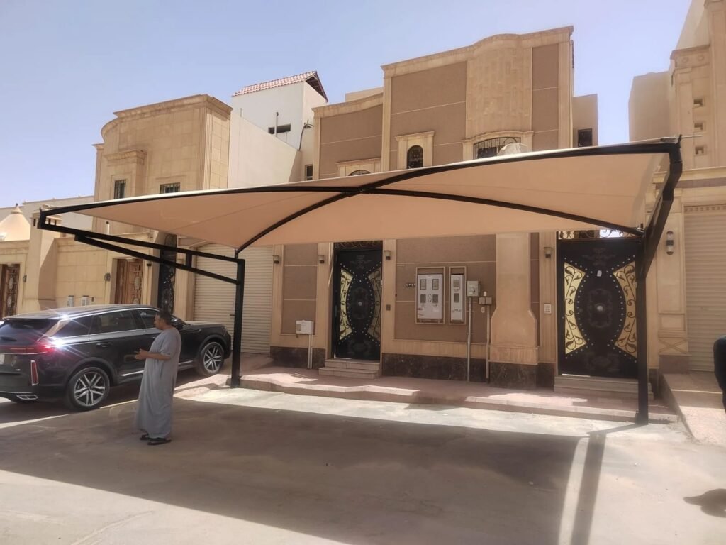 مظلة سيارة مزدوجة مقاومة للعوامل الجوية في المزاحمية