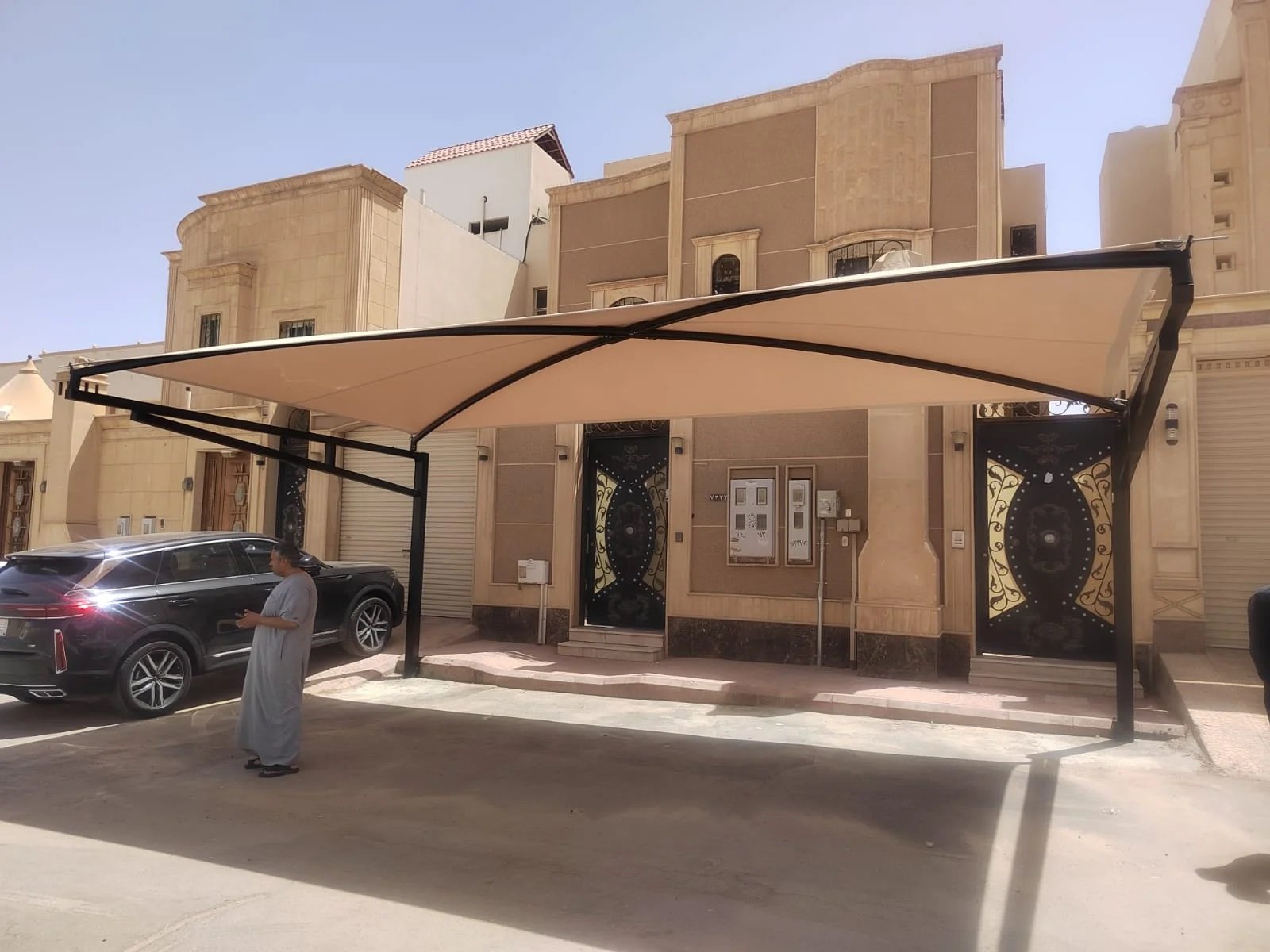 مظلة سيارة مزدوجة مقاومة للعوامل الجوية في المزاحمية