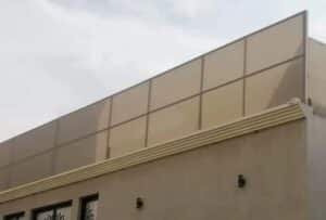 تكلفة تركيب السواتر تختلف حسب المادة والمساحة وتعقيد التصميم المطلوب.