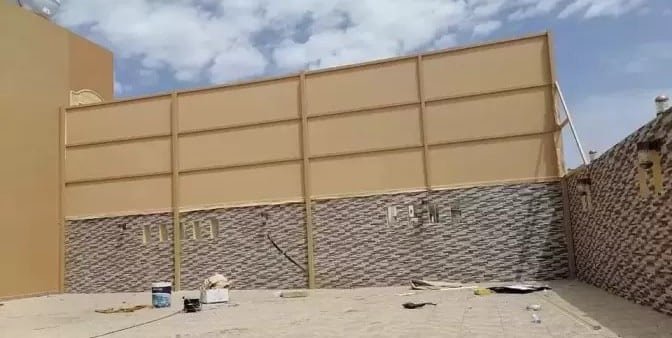 سواتر شرائح حديد وبلاستيك وقماش – حماية وأناقة لحوش منزلك في الرياض