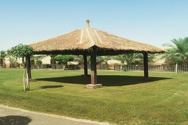 مظلات سعف نخيل ومظلات تراثية بالرياض