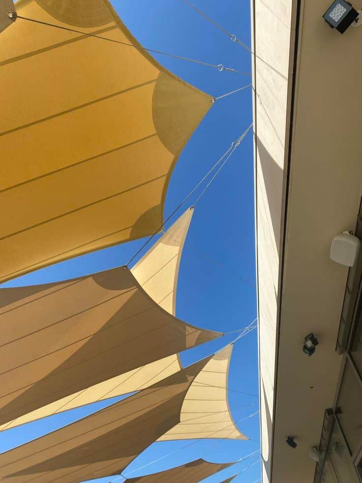 مظلات سيارات شد إنشائي في الرياض بجودة عالية وأسعار تنافسية